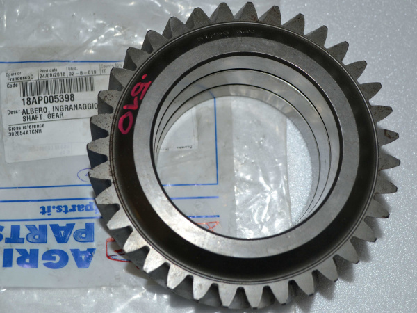 Шестерня вала коробки на трактор Case Mag335